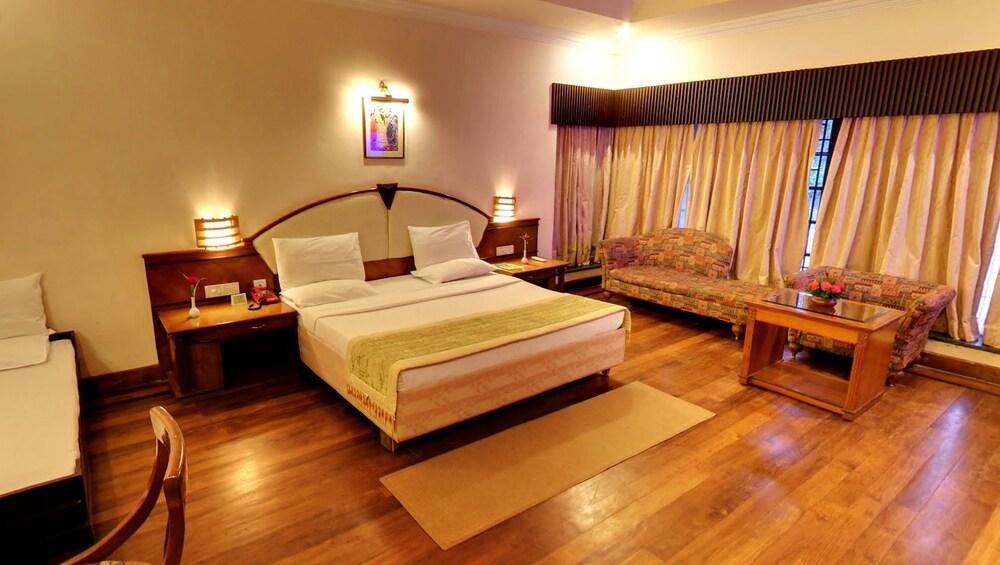 Aranya Nivas Hotel Thekkady Exterior photo